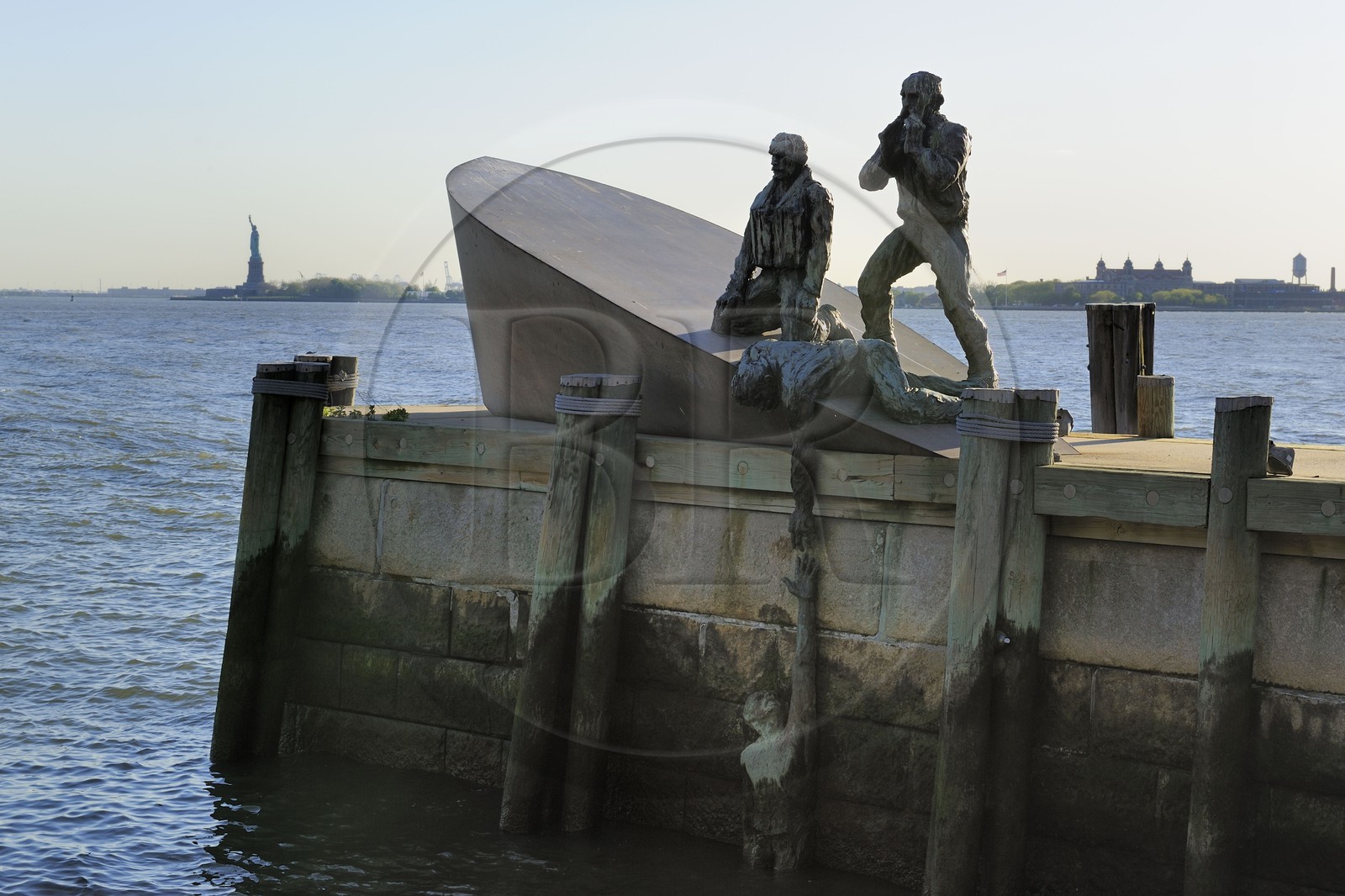 Etats-Unis, New York, Manhattan, pointe Sud, Battery Park, monument en hommage aux marins de la marine marchande morts en mer réalisé par l'artiste Marisol Escobar