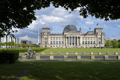 Allemagne, Berlin, le Reichstag avec le dome en verre du Bundestag (parlement allemand depuis 1999) de l'architecte Sir Norman Foster et la tour de la télévision en arrière plan
