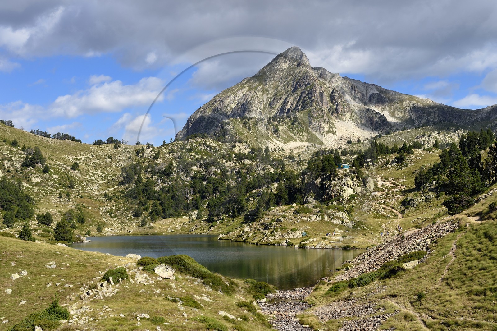 France, Hautes-Pyrénées (65), Saint-Lary-Soulan et Vielle-Aure, randonnée sur une variante du GR10 entre le col de Portet et les lacs de Bastan en bordure de la réserve naturelle de Néouvielle, lac de Bastan du milieu et le pic de Bastan en arrière plan