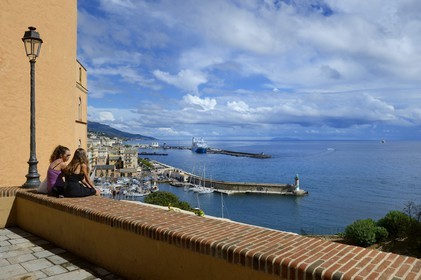 France, Haute-Corse (2B), Bastia, la Citadelle quartier de Terra-Nova, vue sur le port depuis la place du Donjon et l'Ile de Capraia de l'archipel toscan en arrière plan