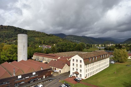 France, Haut-Rhin (68), Husseren-Wesserling, parc de Wesserling, musée du Textile, les anciens batiments industriels reconvertis en locaux de sociétés, ateliers d'artistes et en théatre