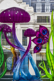 France, Paris (75), le grand magasin de La Samaritaine pendant les fêtes de Noël, réalisations de Thoiry Lumières Sauvages dans les vitrines de la facade
