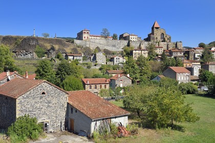 France, Haute-Loire (43), haute vallée de l'Allier, village de Chanteuges dominé par le prieuré de l'abbaye Bénédictine du XIIe siècle à l'extrémité d’une mesa de coulée volcanique