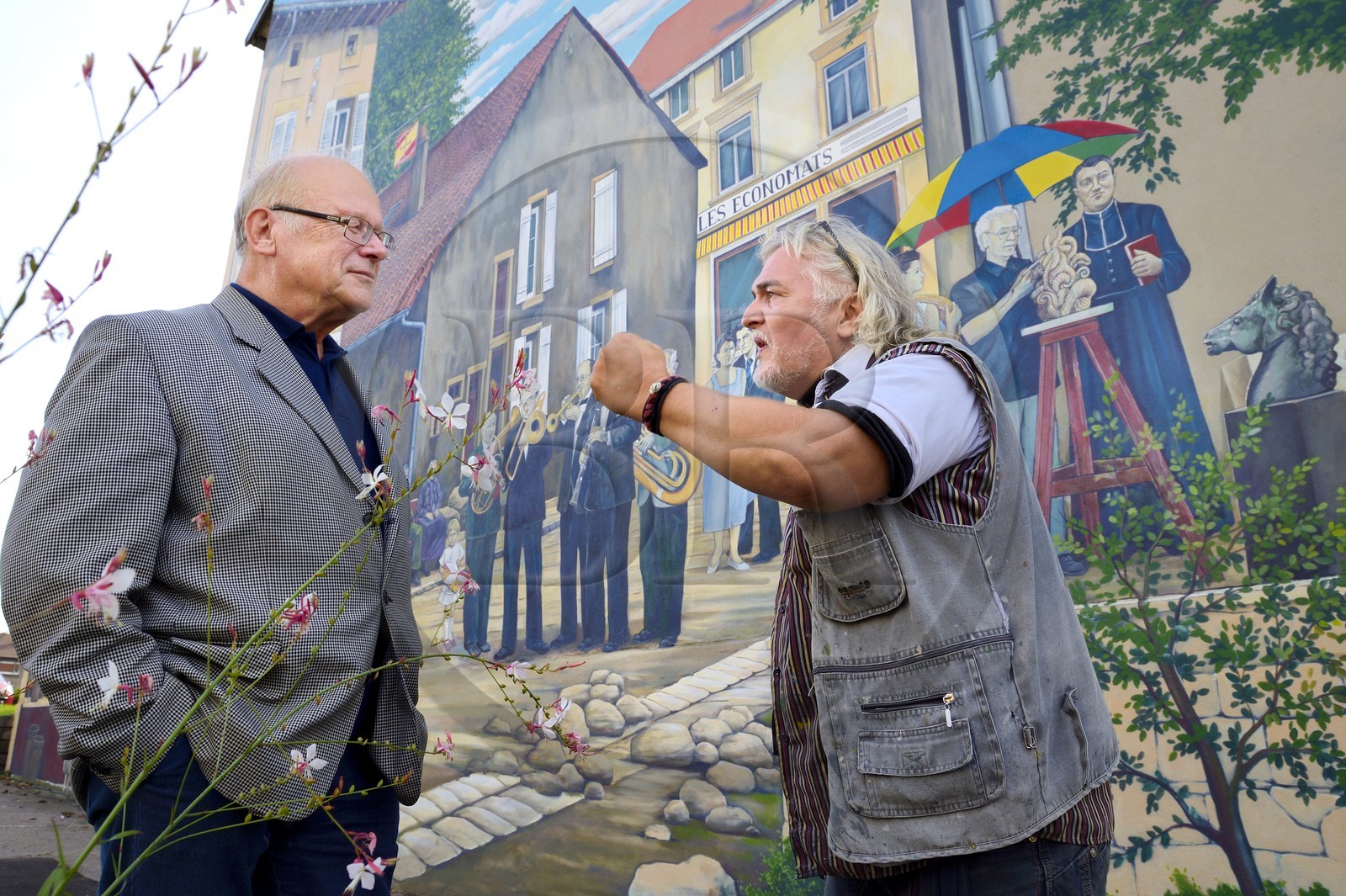 France, Moselle (57), Vallée de la Fensch, le peintre Greg Gawra devant une de ses oeuvres sur le mur de la poste de Nilvange