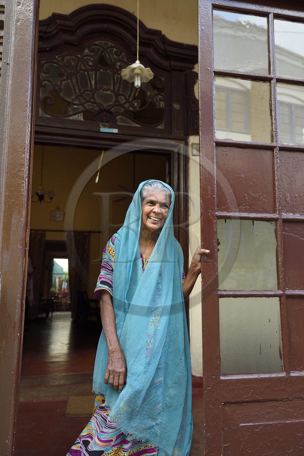 Sri Lanka, Province du Sud, Fort de Galle, classé Patrimoine Mondial de l'UNESCO, vieille dame devant sa maison de style coloniale