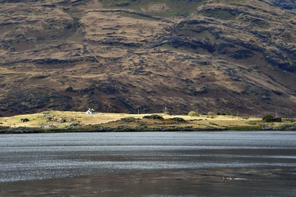 Royaume-Uni, Ecosse, Highland, Hébrides intérieures, Ile de Mull, maison traditionnelle au bord du Loch Scridain