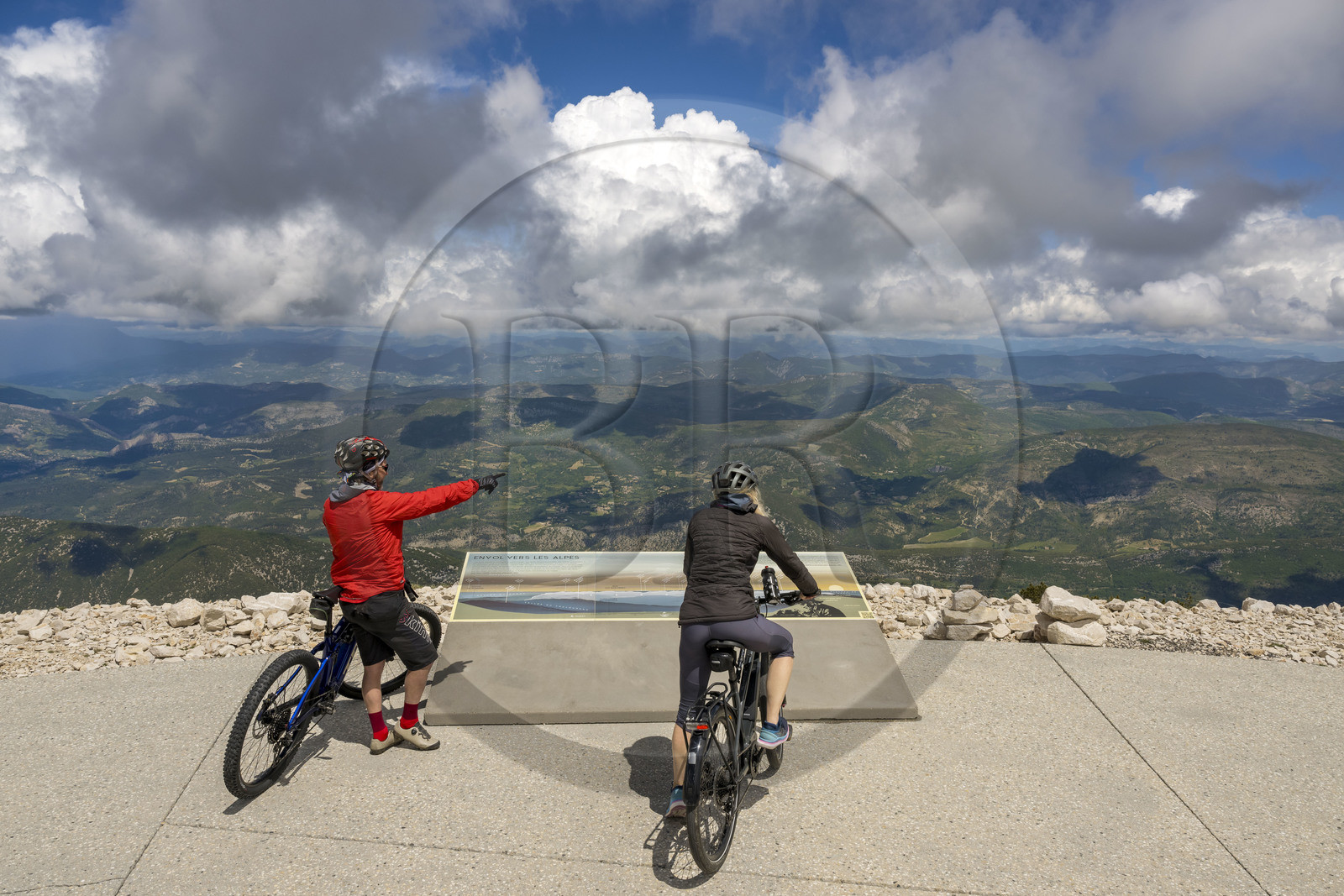 France, Vaucluse (84), Parc Naturel Régional du Mont Ventoux, Bedoin, observation du paysage depuis le belvedère Nord au sommet du Mont Ventoux (1910m)