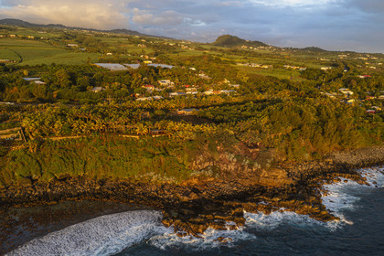 France, Ile de la Reunion, Petite-Ile sur la côte sud, plage, rochers et champs de cannes à sucre (vue aérienne)