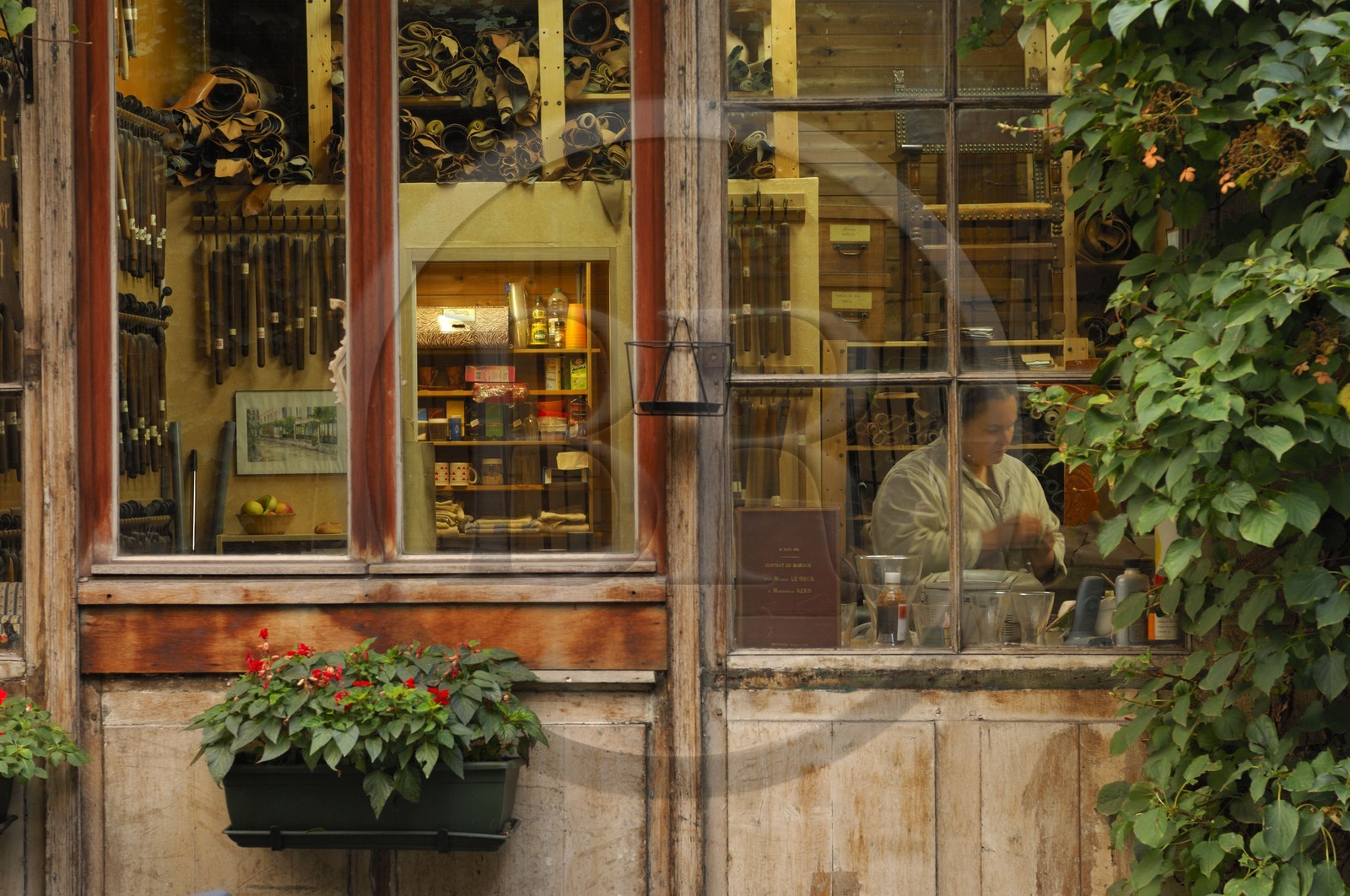 France, Paris (75), passage l'Homme (26 rue de Charonne), atelier de gainier d'art et d'ameublement de Maris-Jeanne Greenaway