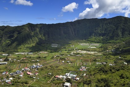 France, Ile de la Reunion, Parc National de la Réunion classé Patrimoine Mondial de l'UNESCO, La Possession, randonnée de la Roche Bouteille par le sentier Cap Noir, le village de Dos d'Ane