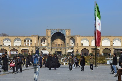 Iran, province d'Ispahan, Ispahan, entrée principale du Bazar-e Bozorg (Grand Bazar), immense bazar couvert qui remonte à près de 1300 ans, sur la place naghsh-i jahan aussi connue sous le nom de place Imam Khomeiny, classé Patrimoine Mondial de l'UNESCO