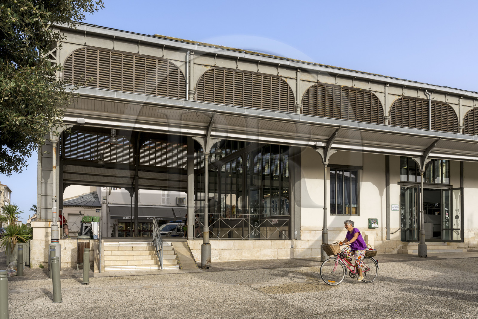 France, Charente-Maritime (17), Saintonge, Marennes-Hiers-Brouage, le marché couvert dans le centre ville de Marennes