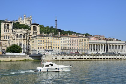France, Rhône (69), Lyon, site historique classé Patrimoine Mondial de l'UNESCO, Vieux Lyon, la cathédrale (primatiale) Saint Jean et le palais de justice sur la Saône, la basilique Notre Dame de Fourvière en arrière plan