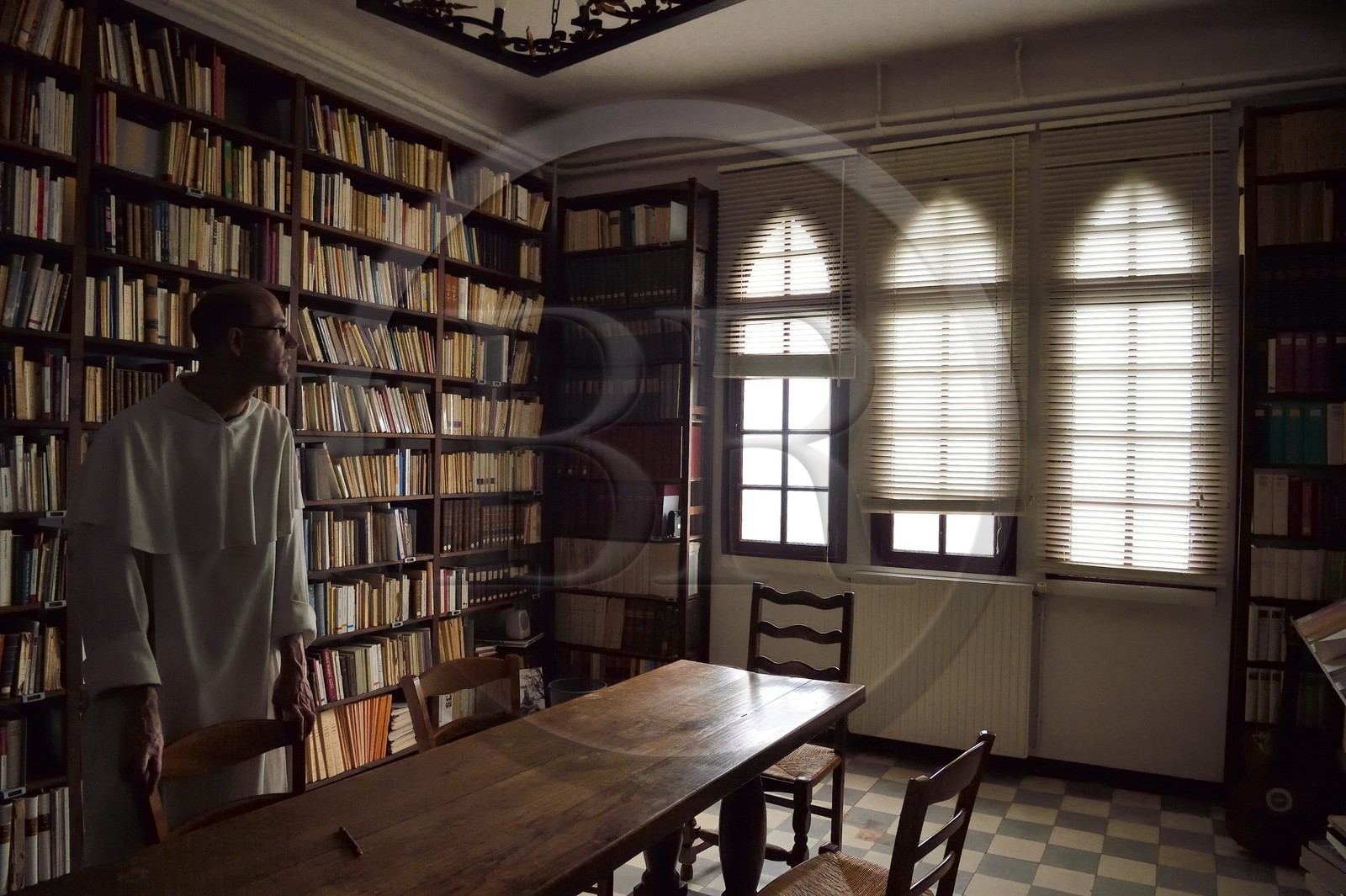 France, Var (83), France, Var (83), Plan-d'Aups-Sainte-Baume, parc naturel régional de la Sainte-Baume, massif de la Sainte-Baume, Frère Patrick-Marie Bozo, le prieur de la communauté des dominicains de la Sainte-Baume, dans la bibliothèque du couvent de la grotte sanctuaire de Sainte Marie-Madeleine