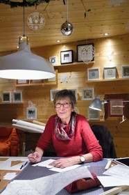 France, Bas-Rhin (67), Bischwiller, l'imagière Michèle Wagner a relancé le canivet ou l'art du papier découpé pour styliser notamment les décorations de Noel