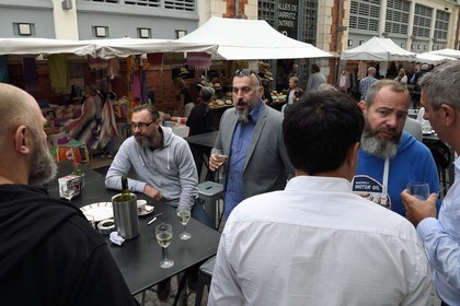 France, Pyrénées-Atlantiques (64), Pays-Basque, Biarritz, bistro à l'extérieur du marché couvert des Halles