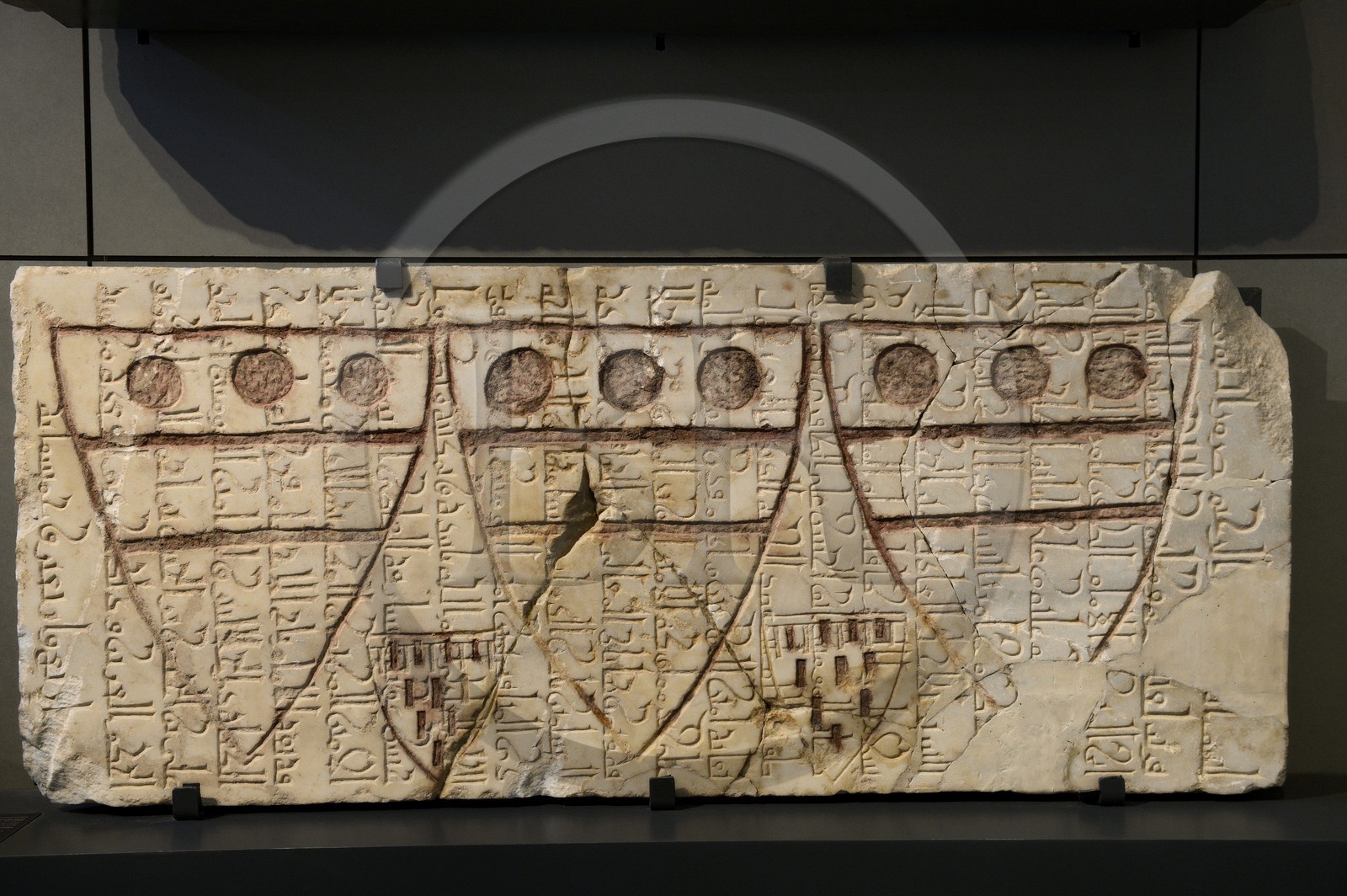 Israel, Jérusalem, quartier de Guivat Ram, musée d'Israel, departement d'archéologie, dalle avec les armoiries de Sir Hugh Wake, Ashkelon, 1241