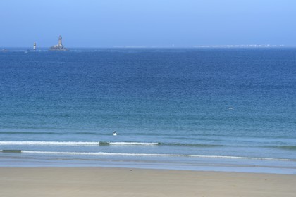 France, Finistère (29),  Mer d'Iroise, Plogoff, plage de la baie des Trépassés et le phare de la Vieille