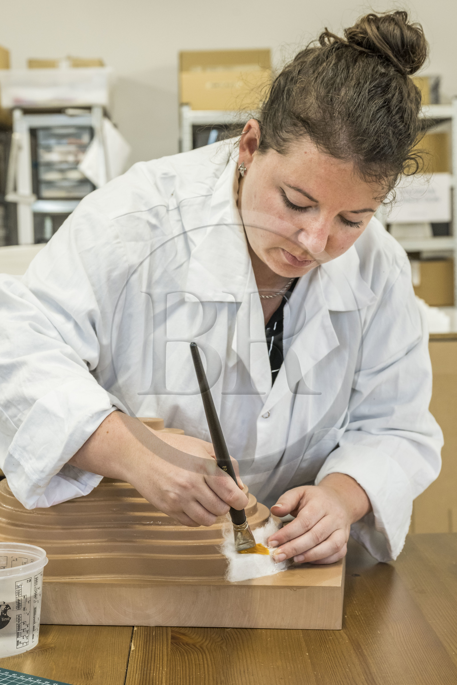 France, Gard (30), Bagard, l'Atelier Sericyne, production de soie d'exception et intissée pour la réalisation d'objets de décoration et d'art de vivre en soie, mise en place d'une pièce de fils de soie sur un moule avec une application au pinceau et à l'eau, Hélène Gauthier chargée de confection