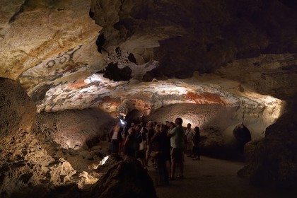 France, Dordogne (24), Périgord Noir, vallée de la Vezère, Montignac-sur-Vézère, Grotte de Lascaux II, reconstitution du site préhistorique et grotte ornée classés Patrimoine Mondial de l'UNESCO