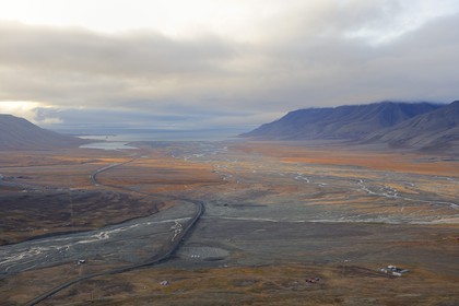 Norvège, Svalbard (Spitzberg), fjord de Longyearbyen, la seule route du Spitzberg
