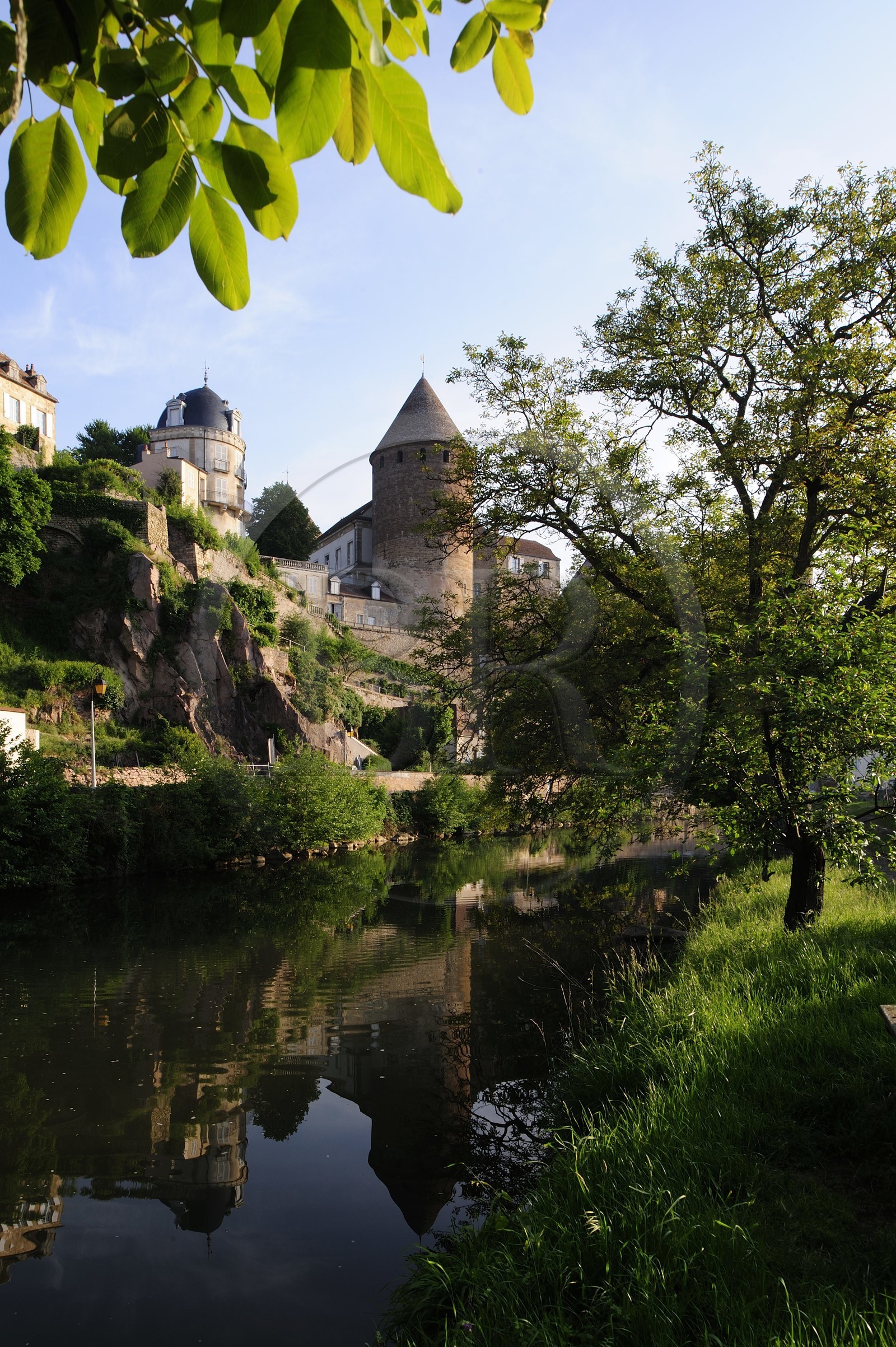 France, Côte d'Or (21), Semur-en-Auxois, la Tour Margot dominant les bords de la rivière l'Armançon