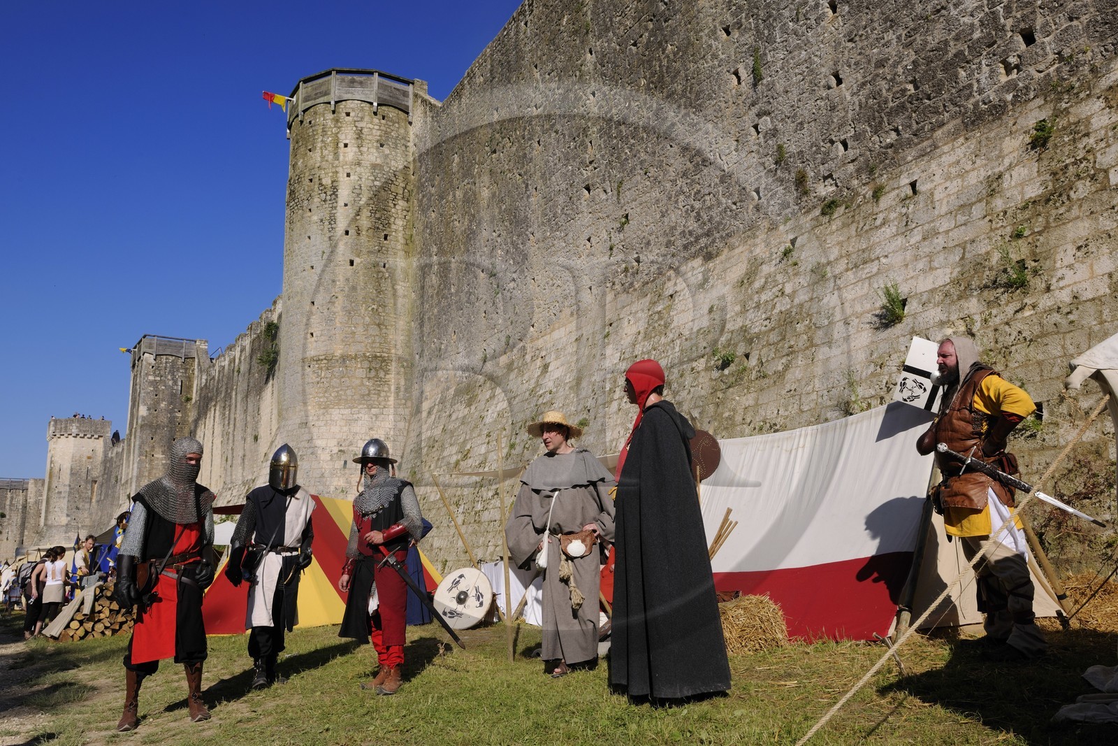 France, Seine et Marne (77), Les Médiévales de Provins, ville classée Patrimoine Mondial de l'UNESCO, campements au pied des remparts vers la porte de Jouy