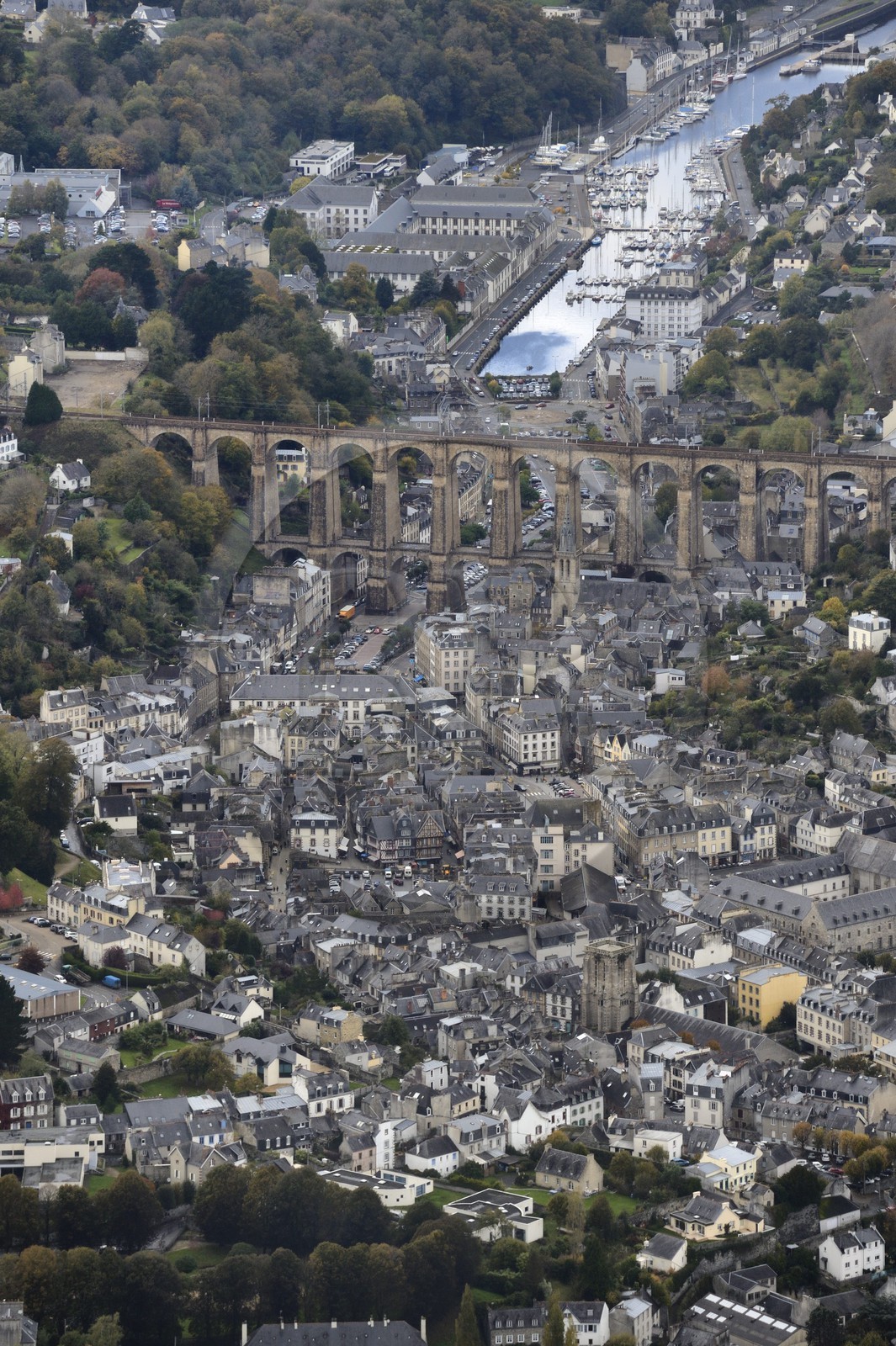 France, Finistère (29), Morlaix, le viaduc au dessus du centre ville (vue aérienne)