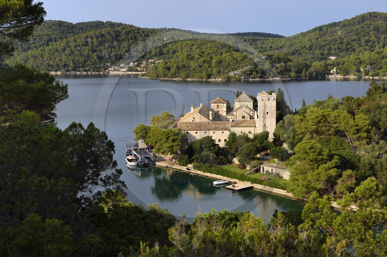 Croatie, Dalmatie, cote dalmate, Ile de Mljet, Parc national de Mljet, ancien monastère bénédictin sur l'ilot de Sainte Marie (Sveta Marija)