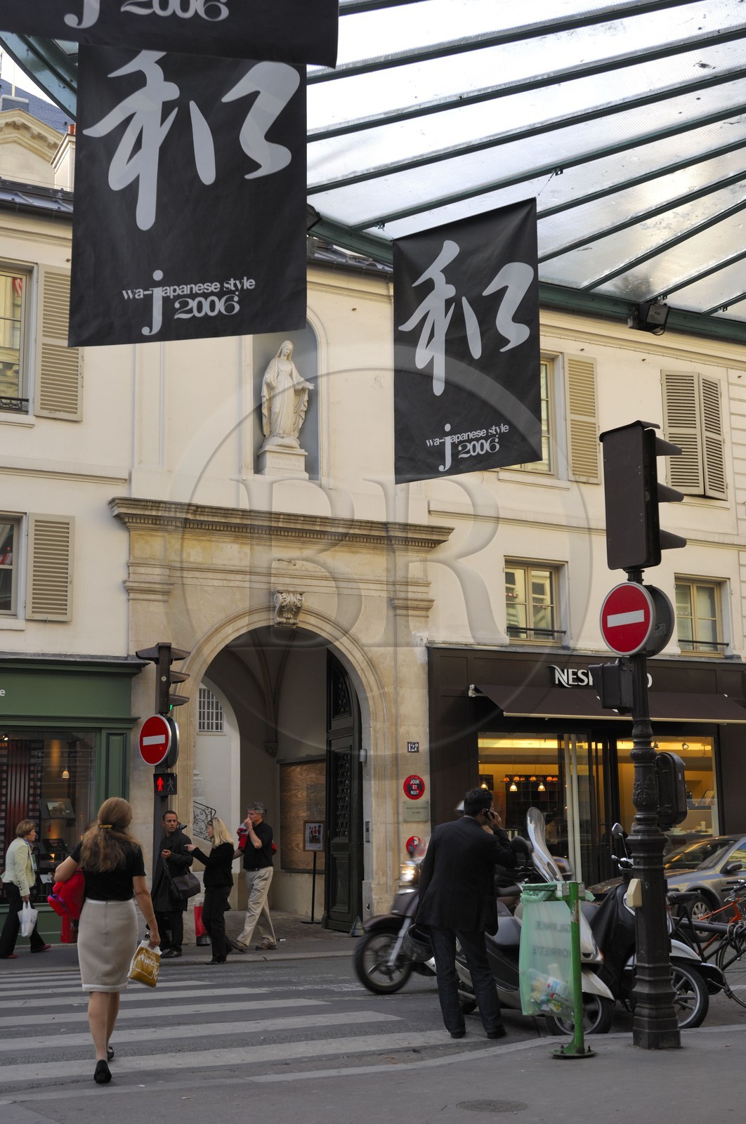 France, Paris (75), entrée de La Société des missions Etrangères rue du Bac derrière le Bon Marché