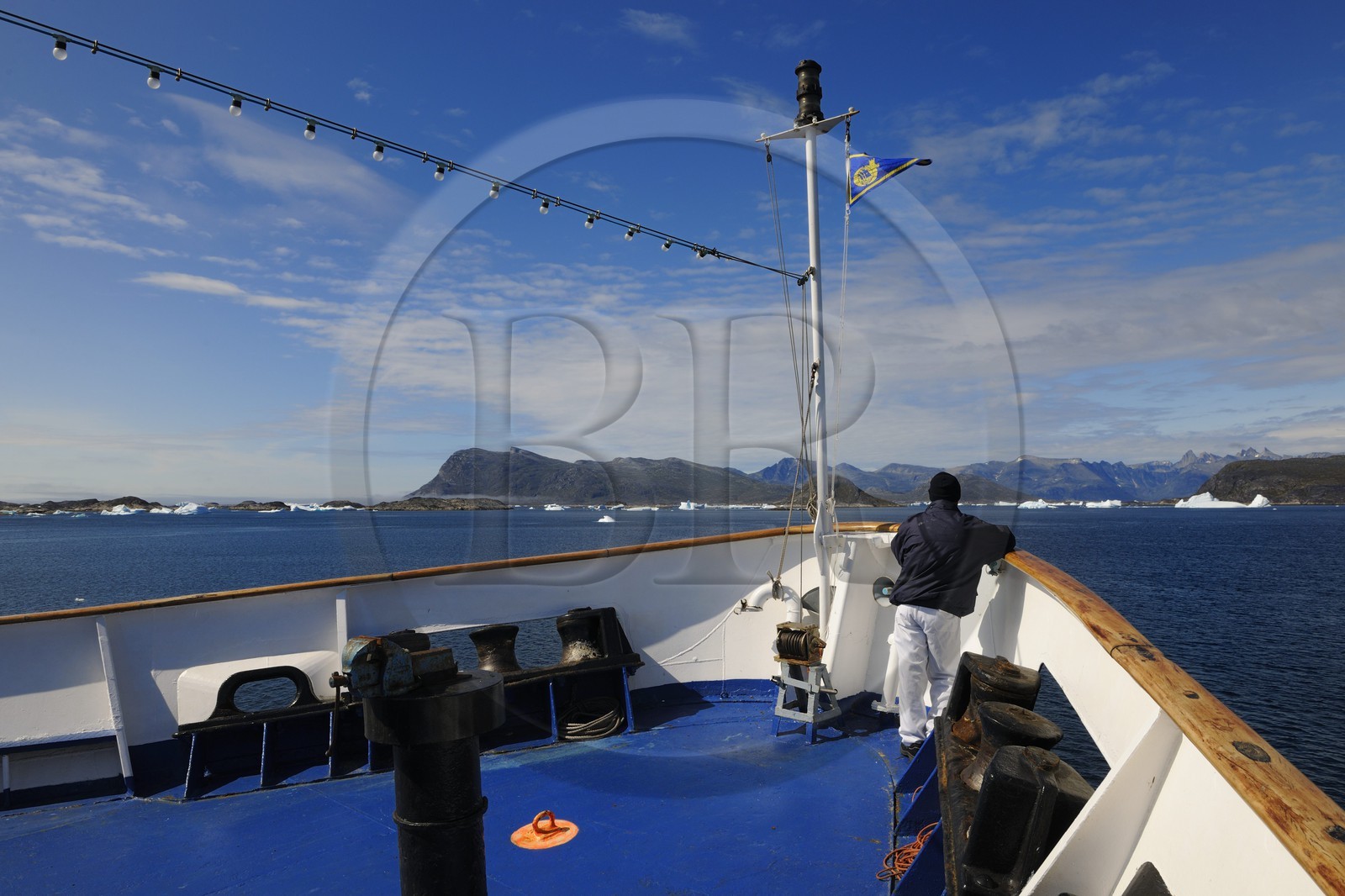 Groenland, fjord de Nanortalik, le bateau de croisière le Princess Danané progressant entre les icebergs