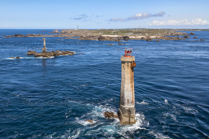 France, Finistère (29), Mer d'Iroise, Ile d'Ouessant, Pointe de Pern, phare de Nividic et le phare du Créac’h en arrière plan (vue aérienne)