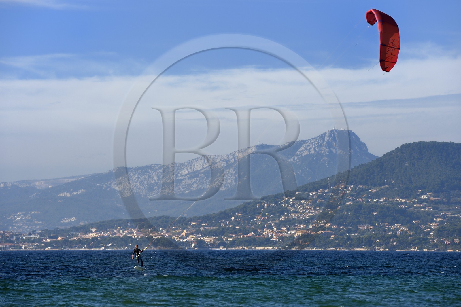 France, Var (83), Hyères, Presqu'Ile de Giens, plage de l'Almanarre, Ariane Imbert en kitefoil, triple championne de France de Kitesurf et vice-championne du monde de Race 2014
