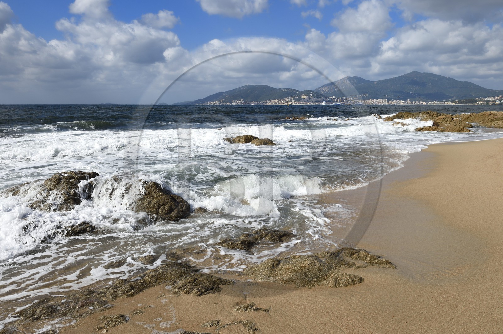 France, Corse-du-Sud (2A), Golfe d'Ajaccio, plage du Capitello et Ajaccio en arrière plan