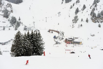Suisse, Canton de Vaud, Domaine skiable de Villars sur Ollon - Gryon, le train qui monte jusqu'aux pistes de ski, la gare de Bretay