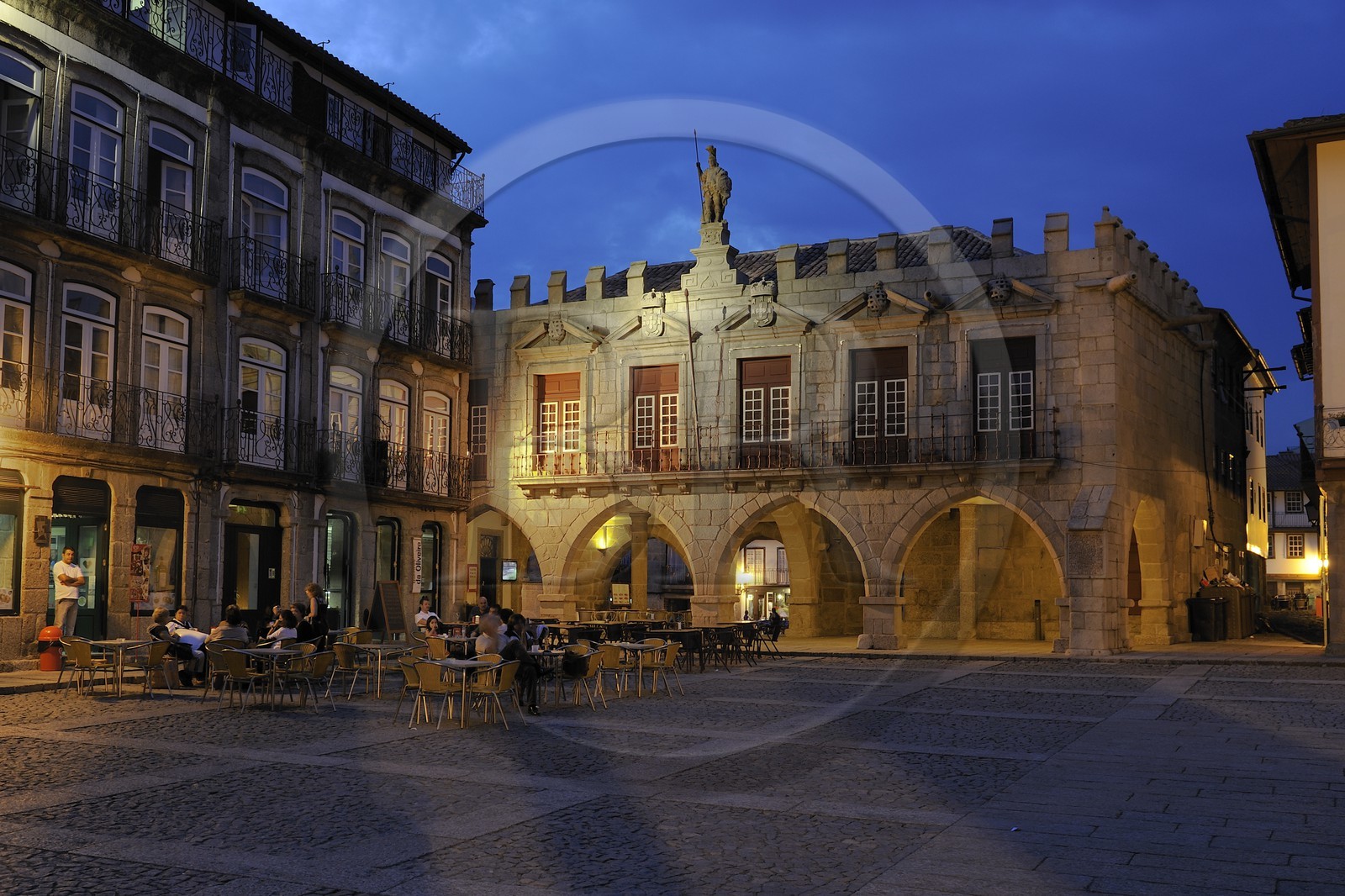 Portugal, région du Minho, Guimaraes, ville classée Patrimoine Mondial de l' UNESCO, ancien Hotel de Ville sur la place Largo da Oliveira