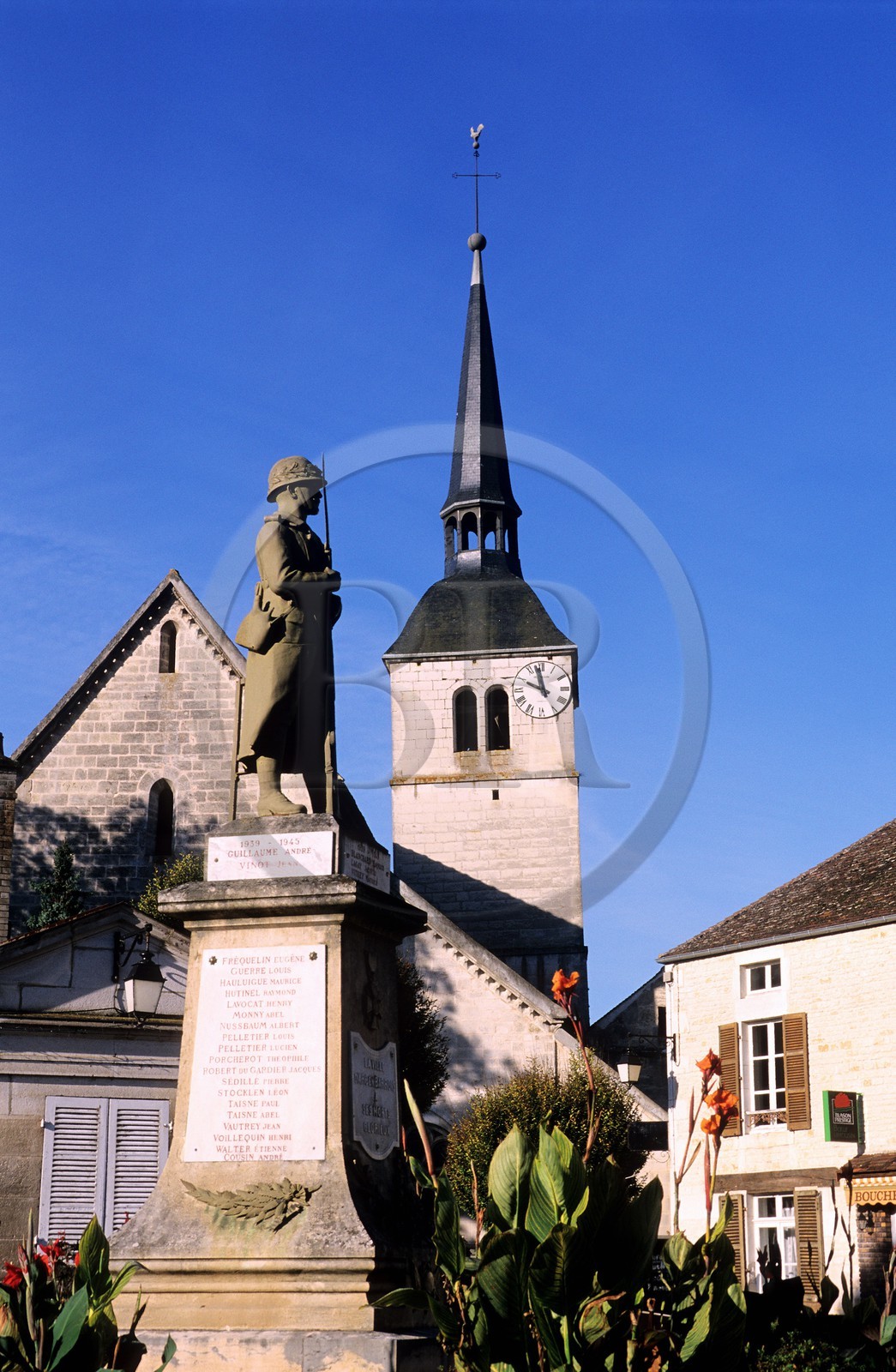 France, Haute-Marne (52), Arc-en-Barrois, Monument aux morts de la guerre 14-18 et l' église
