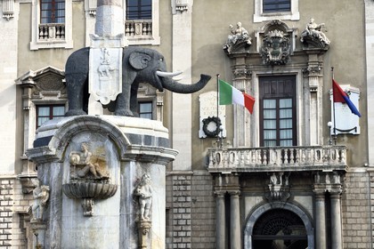 Italie, Sicile, Catane, ville baroque classée au Patrimoine Mondial de l'UNESCO, Piazza del Duomo, la fontaine de l'Elephant en basalte et marbre blanc du XVIIIe siècle est le symbole de la ville