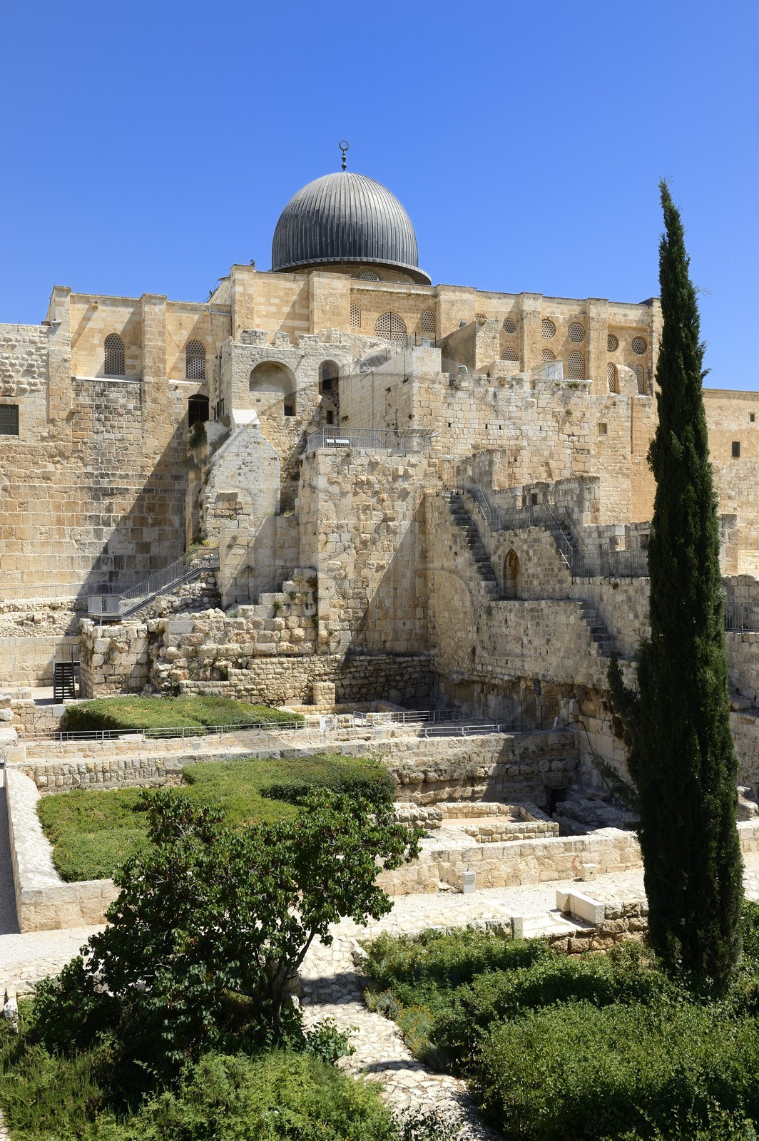 Israel, Jerusalem, holy city, the old town listed as World Heritage by UNESCO, the Temple Mount seen from the Davidson Center, south retaining walls of the Temple built by Herod the Great and the Al-Aqsa mosque