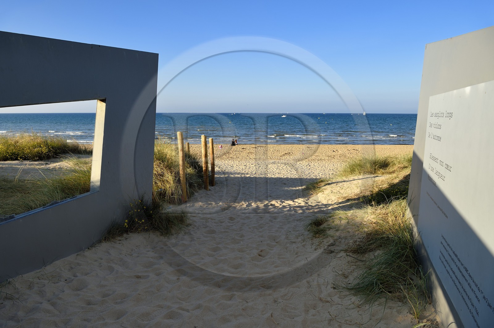 France, Calvados (14), Courseulles-sur-Mer, Centre Juno Beach, musée consacré au role du Canada lors de la Seconde Guerre Mondiale, monument et poème de Paul Verlaine sur la plage de Juno Beach