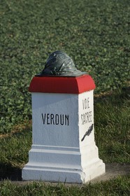 France, Meuse (55), région de Verdun, borne kilométrique de la Voie Sacrée sur la route entre Verdun et Bar le Duc