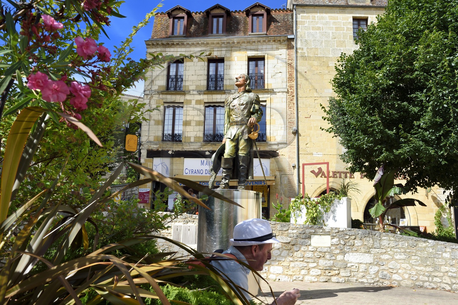 France, Dordogne (24), Périgord Pourpre, Bergerac, place Pélissière, statue de Cyrano de Bergerac par Mauro Corda en 2005