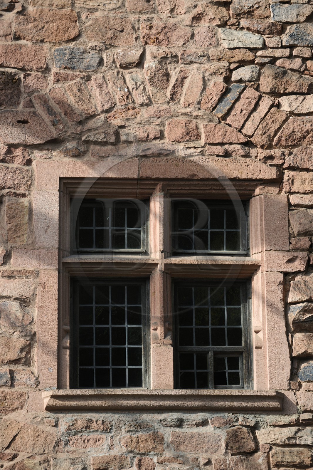 France, Bas-Rhin (67), le château du Haut-Koenigsbourg, façade extérieur du Grand Bastion, fenêtre