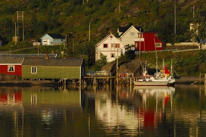 Norvège, Nordland, Iles Lofoten, Ile de Moskenes, le village de pêcheurs de Reine au soleil de minuit