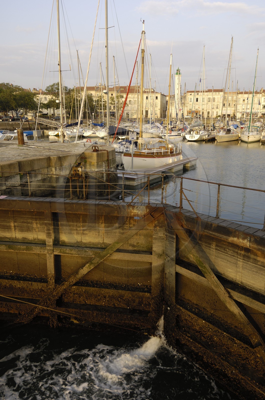 France, Charente-Maritime (17), La Rochelle, le Vieux Port, écluse du bassin à flot