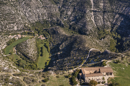 France, Hérault (34), les Causses et les Cévennes, paysage culturel de l'agro-pastoralisme méditerranéen inscrit au Patrimoine Mondial de l'UNESCO, Saint-Maurice-Navacelles, le Cirque de Navacelles, le rocher de la Vierge est entouré par un bras mort de la rivière La Vis, le belvédère de la Baume Auriol au premier plan(vue aérienne)