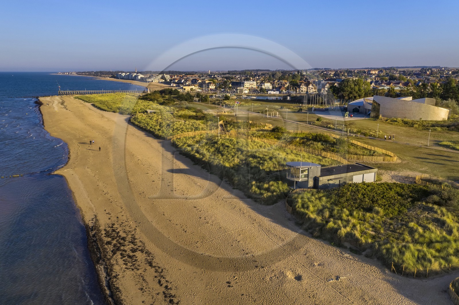France, Calvados (14), Courseulles-sur-Mer, Centre Juno Beach, musée consacré au role du Canada lors de la Seconde Guerre Mondiale (vue aérienne)