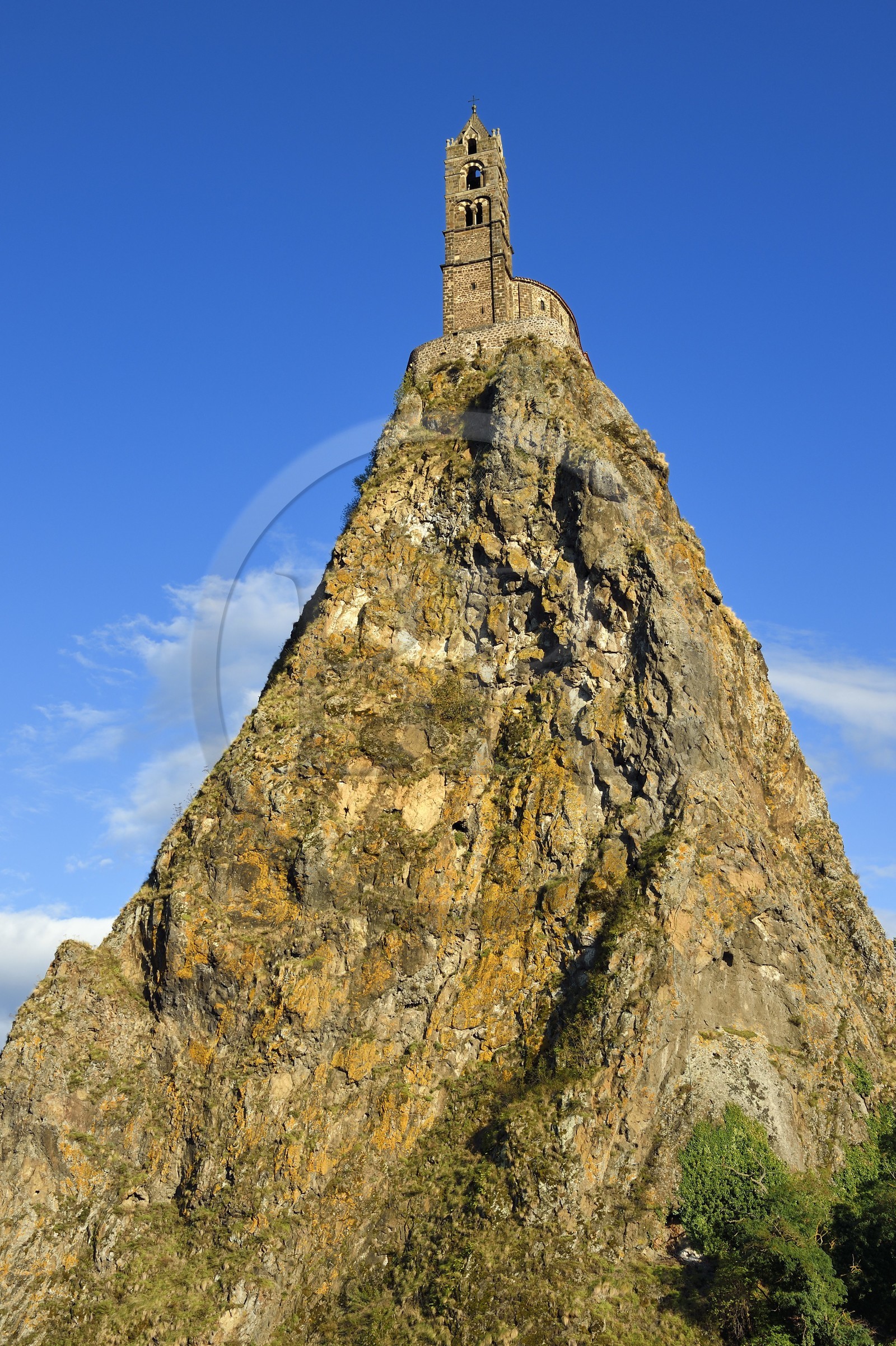 France, Haute-Loire (43), Aiguilhe, commune limitrophe du Puy-en-Velay, étape classée Patrimoine Mondial de l'UNESCO dans le cadre des chemins de Compostelle, la Chapelle Saint-Michel d'Aiguilhe perchée sur un piton volcanique