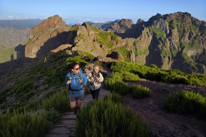 Portugal, Ile de Madère, randonneurs sur le sentier du Vereda do Areeiro entre les monts Pico Ruivo (1862m) et Pico Arieiro (1817m), vue depuis le Pico Arieiro sur la chaine de montagnes centrale