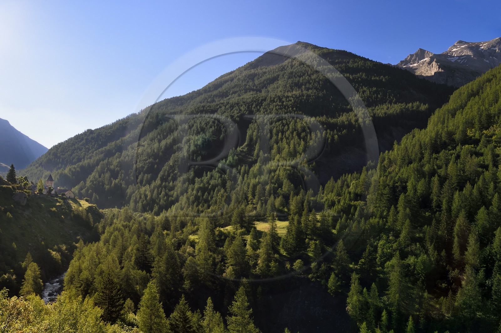 France, Alpes-de-Haute-Provence (04), Uvernet-Fours, massif du Mercantour, vallée de l'Ubaye, vallée de la Bachelard vers le col de la Cayolle (2326 m), clocher de l'église de Fours au bord de la route des Grandes Alpes